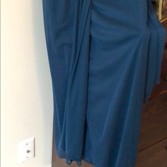 Elegant dress with waist accent - Picture 4 of 7